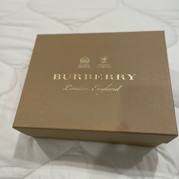 EUC Burberry bucket crossbody with dust bag and original tissue and box. Black - Picture 5 of 16